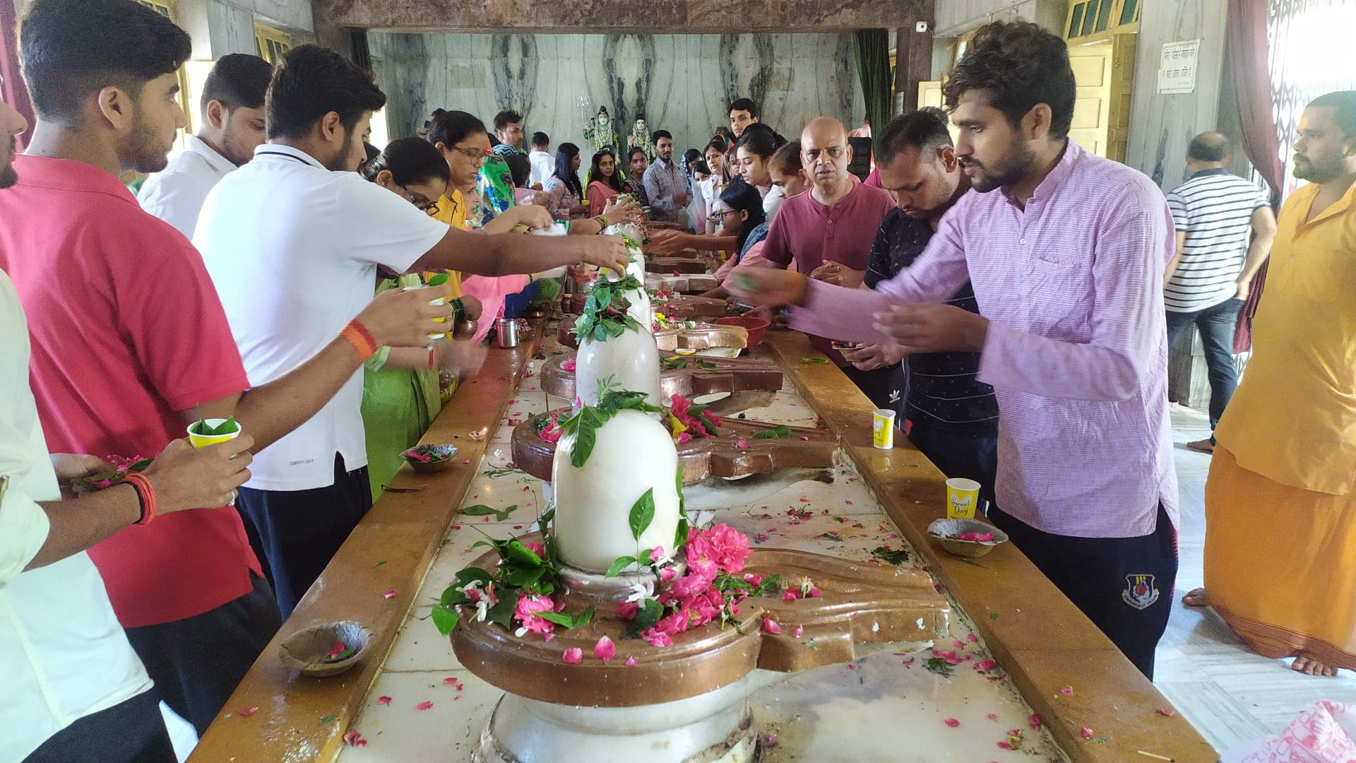 Sawan Somvar: Sangamnagar echoed with cheers of Mahadev, long queues of devotees formed at the Shiva temple