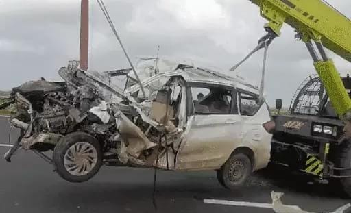 Ratlam: Car of a family returning from Rishikesh after performing last rites collides with truck, four killed