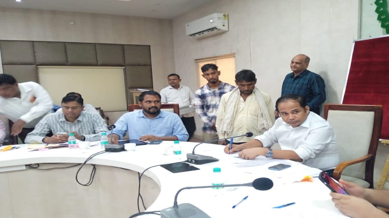 Collector Dr. Gaurav heard the problems of common citizens in Jandarshan in Raipur