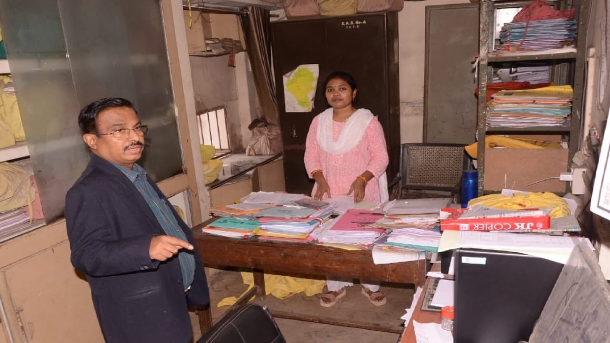 Divisional Commissioner Kavre inspected government offices, issued notices to more than 25 officers in Raipur
