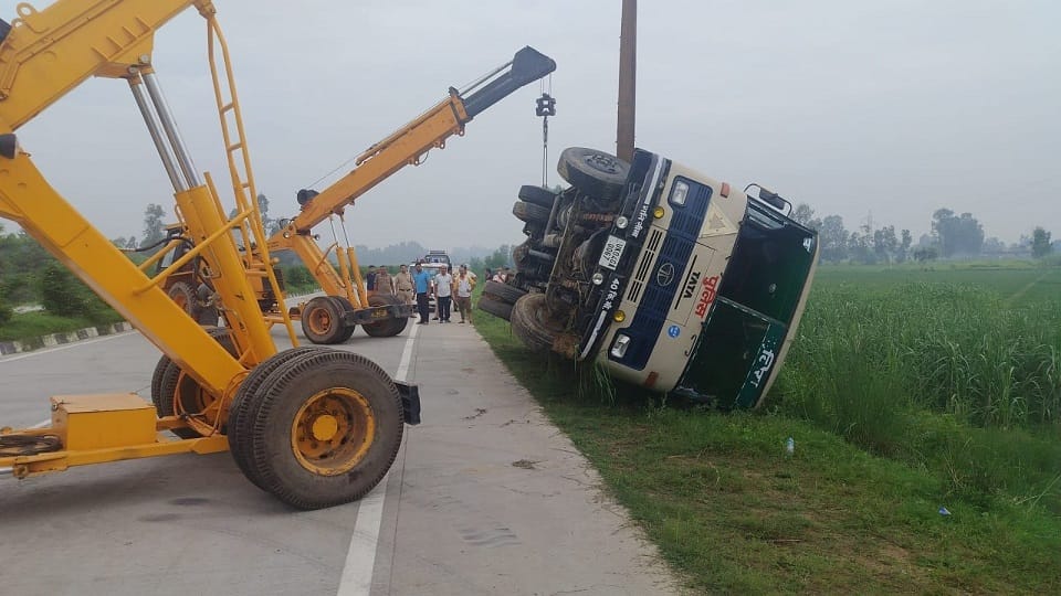Three soldiers injured when bus carrying IRB soldiers overturns in jaspur