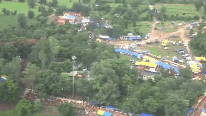 शिव भक्तों पर पुष्प वर्षा: कबीरधाम के भोरमदेव मंदिर पहुंचे सीएम साय, पूजा अर्चना भी की; देखें तस्वीरें CM Sai reach Bhoramdeo temple Flowers showered on Shiva devotees also offered prayers see photos