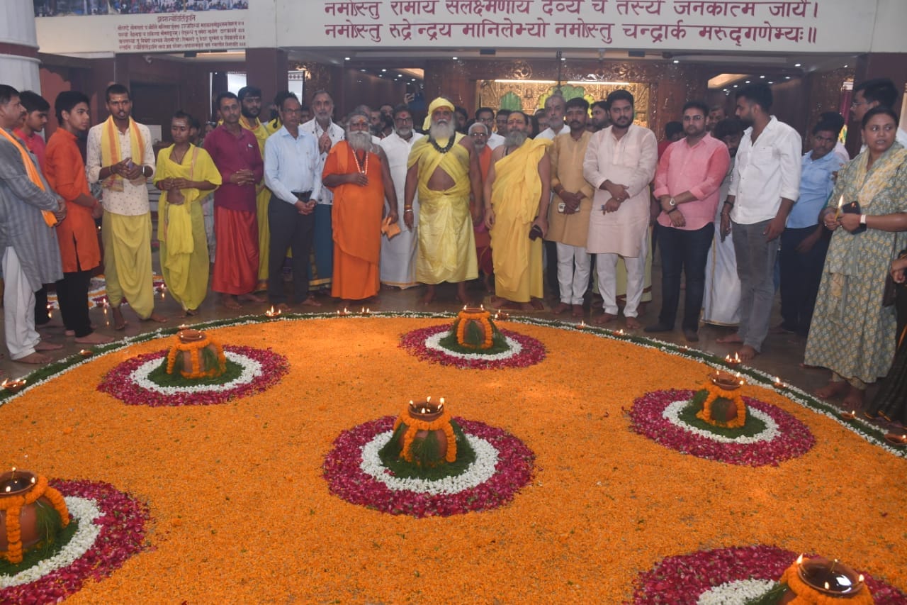 Deepawali in varanasi place of penance of Karpatri Maharaj was illuminated with 42 thousand lamps