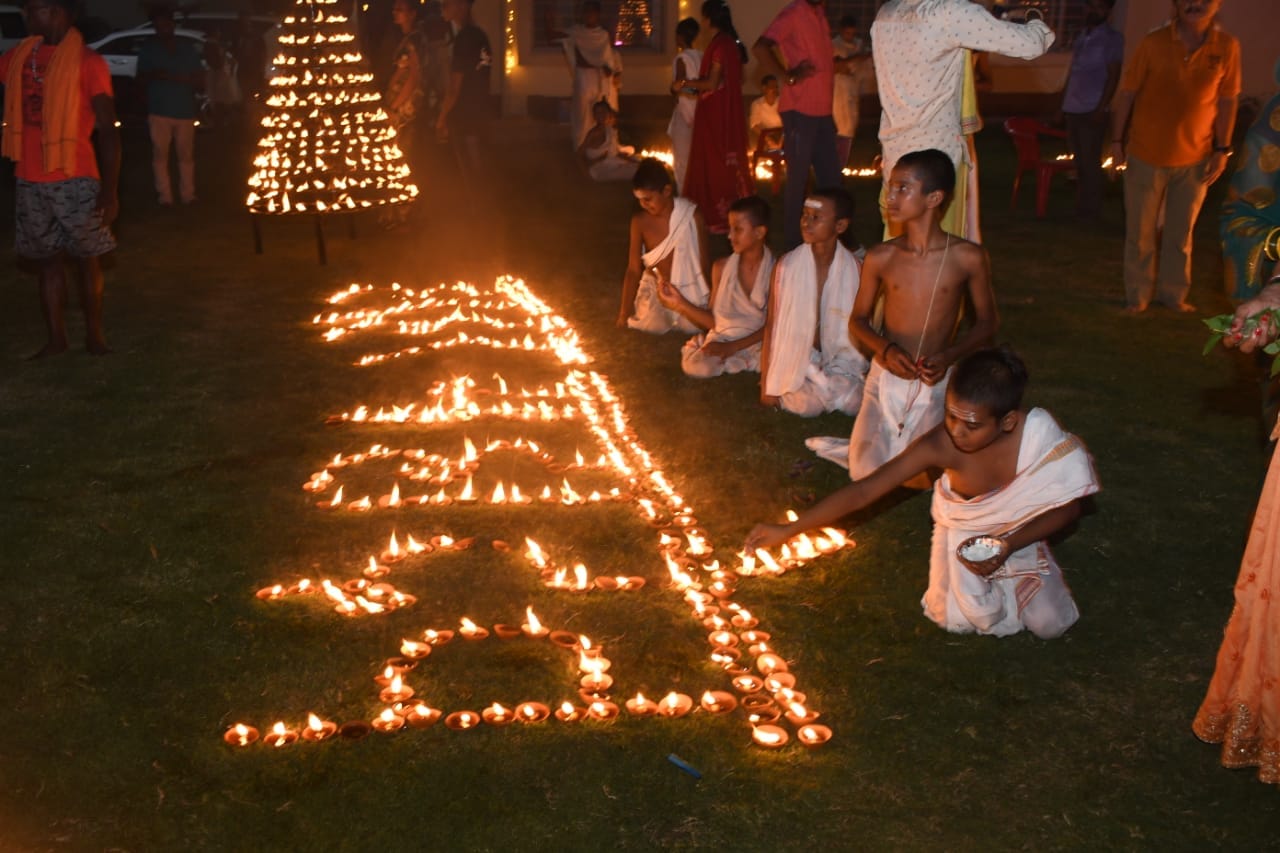 Deepawali in varanasi place of penance of Karpatri Maharaj was illuminated with 42 thousand lamps
