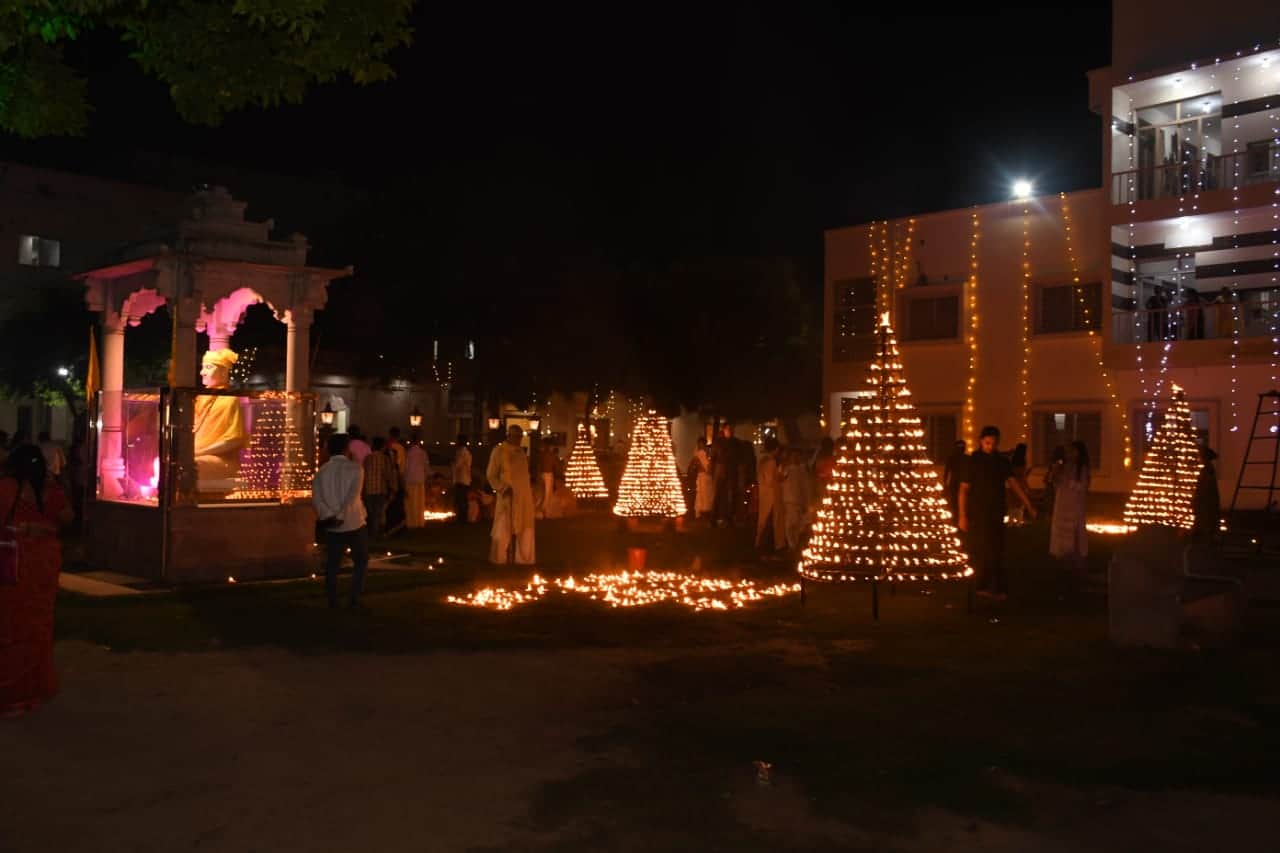 Deepawali in varanasi place of penance of Karpatri Maharaj was illuminated with 42 thousand lamps
