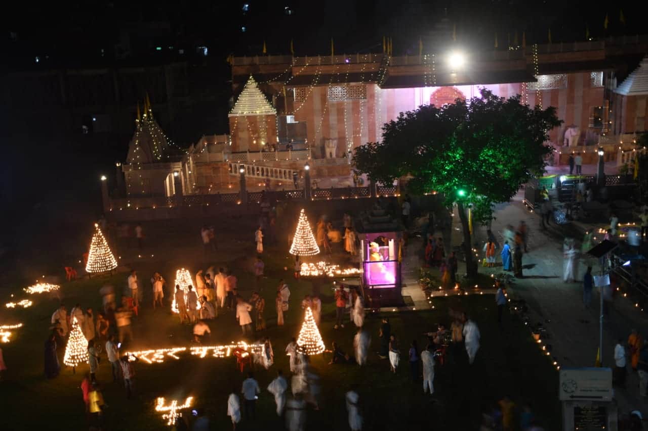 Deepawali in varanasi place of penance of Karpatri Maharaj was illuminated with 42 thousand lamps