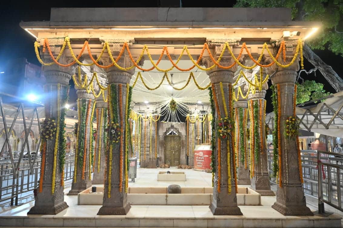 Sawan 2024 third Mondaycrowd of devotees gathered at Baba Vishwanath Dham