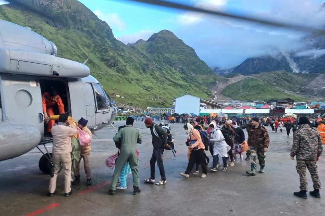 Kedarnath Disaster 2300 people including 50 pilgrims Still Stuck in Dham 400 Will Return Today