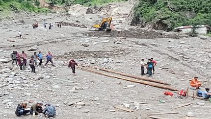 Kullu Cloudburst: एक परिवार के 16 लोग लापता, चार दिन बाद भी कोई सुराग नहीं Kullu Cloudburst: 16 members of a family missing, no clue even after four days