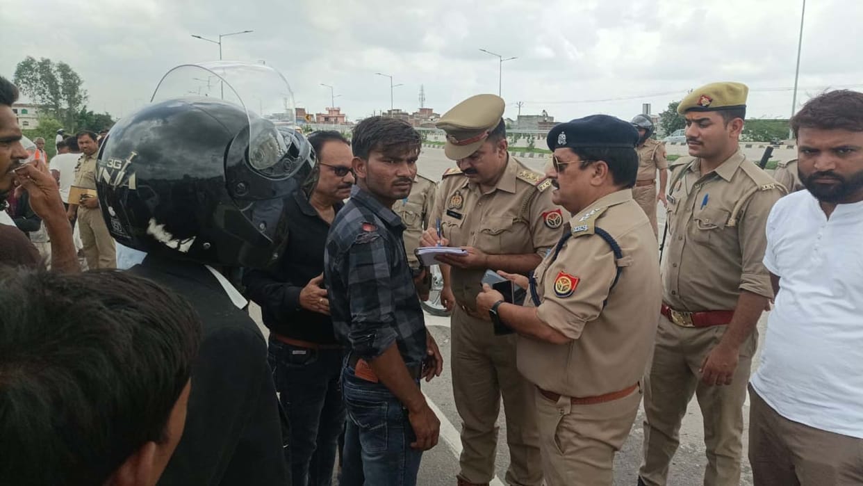 Fatehpur: Sister and nephew died, brother injured in collision with uncontrolled truck