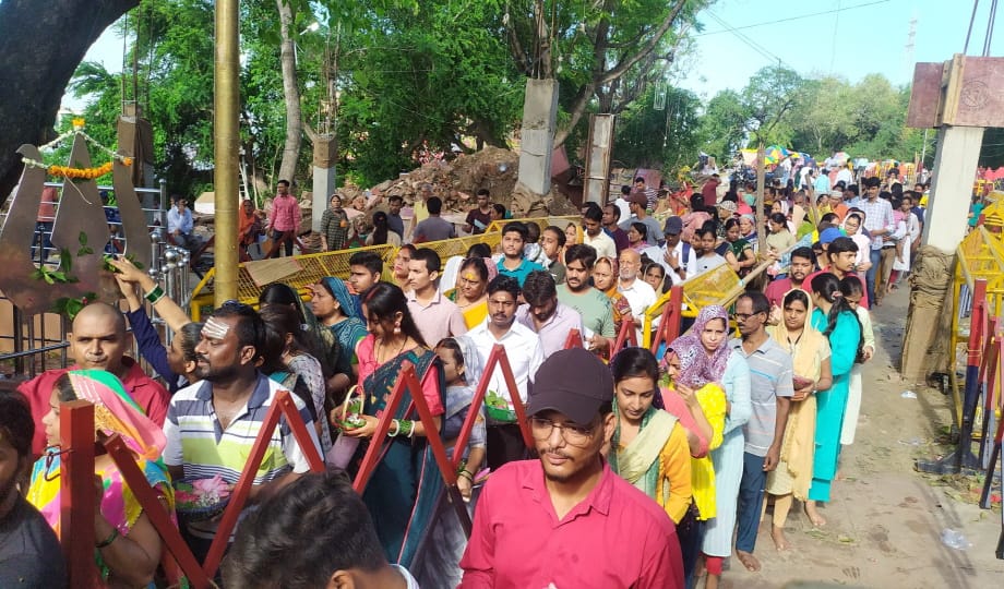 Sawan Somvar: Sangamnagar echoed with cheers of Mahadev, long queues of devotees formed at the Shiva temple