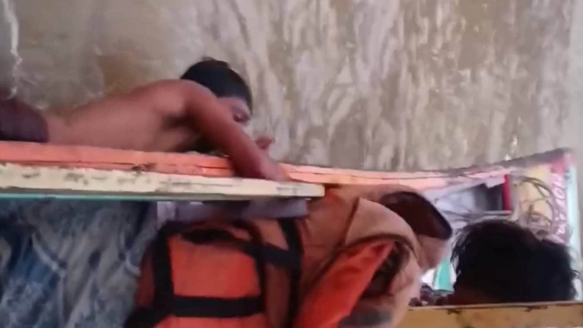 युवक को बचाते हुए