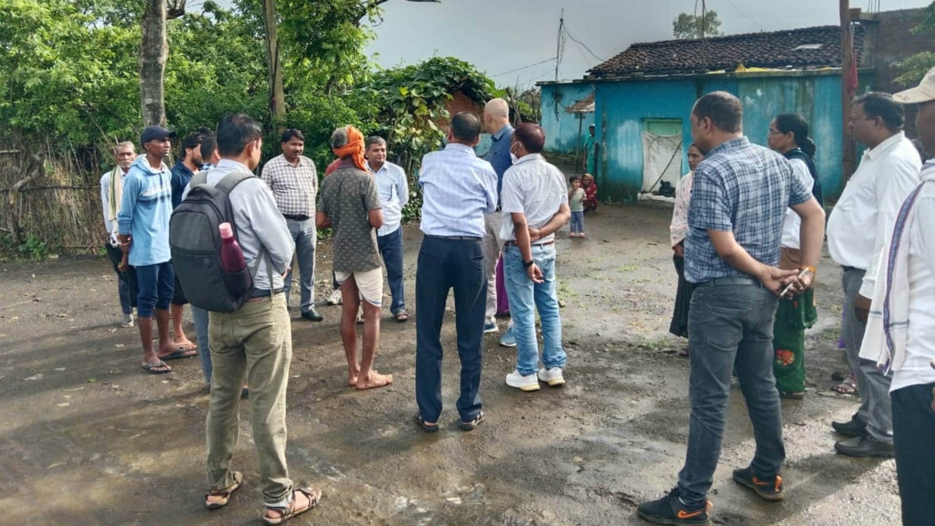 निरीक्षण करते अधिकारी