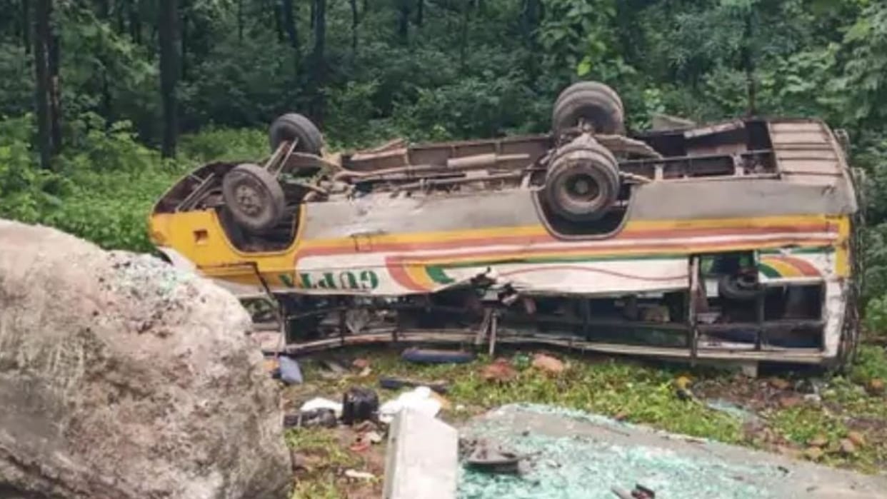 30 passengers injured when a passenger bus overturned near Delawadi