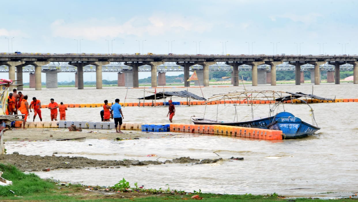 Ganga is moving rapidly towards Bade Hanuman Temple, the speed continues to increase by about two meters per h