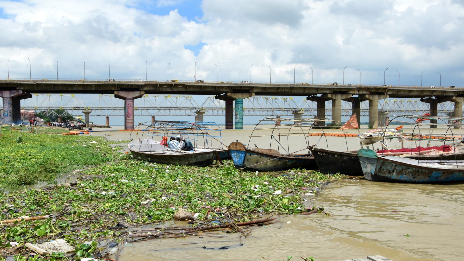 Ganga is moving rapidly towards Bade Hanuman Temple, the speed continues to increase by about two meters per h