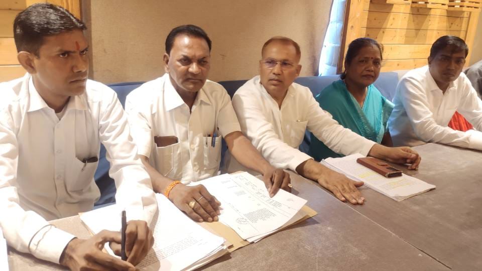 advocate called himself heir of former minister and said former MLA usurped my land worth crores in firozabad