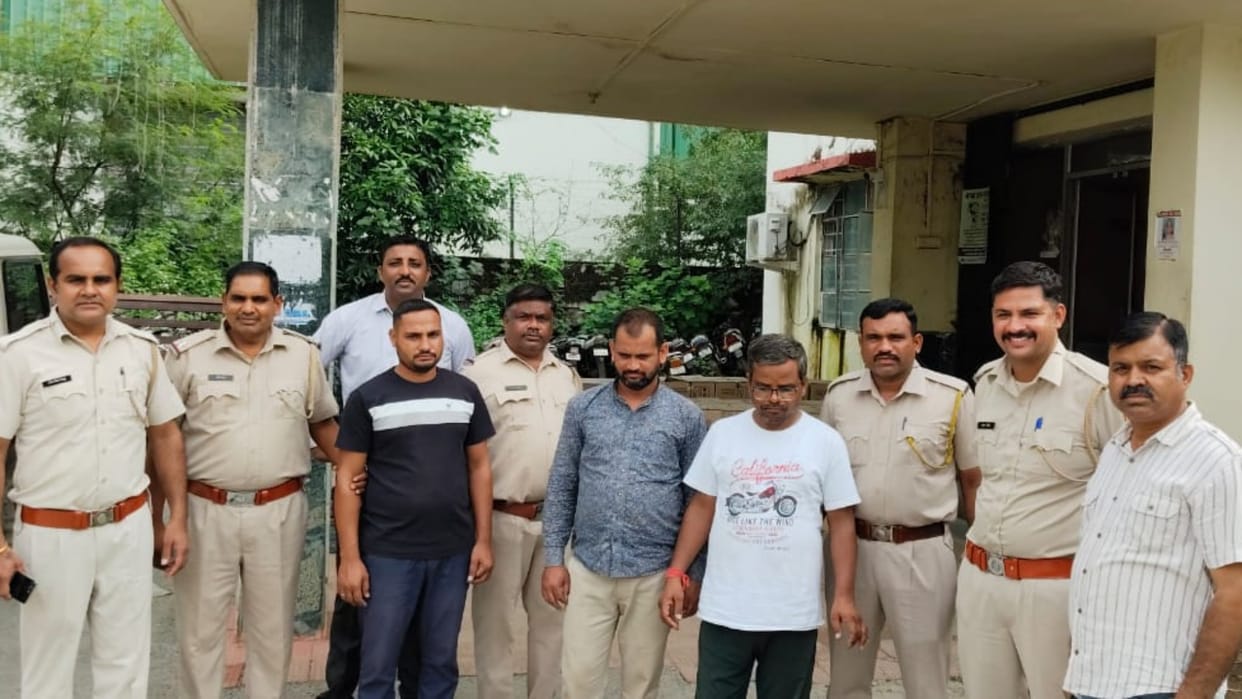 Chittorgarh: 158 boxes of illicit liquor seized during blockade, 3 accused arrested along with two vehicles
