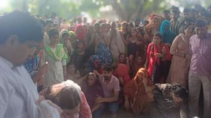 रोती बिलखती मोनू की पत्नी को संभालती महिलाएं