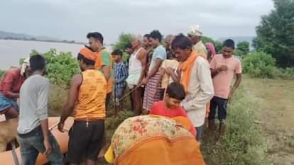 सोन नदी के बीच टीले पर फंसे कई पशुपालक