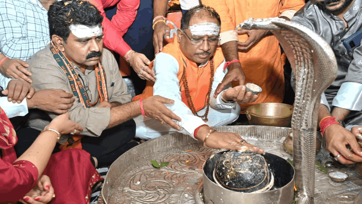 CM Sai reach Bhoramdeo temple Flowers showered on Shiva devotees also offered prayers see photos
