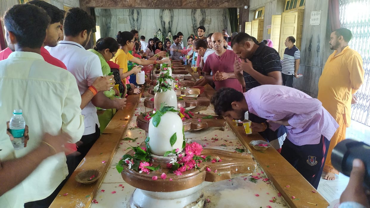 Sawan Somvar: Sangamnagar echoed with cheers of Mahadev, long queues of devotees formed at the Shiva temple