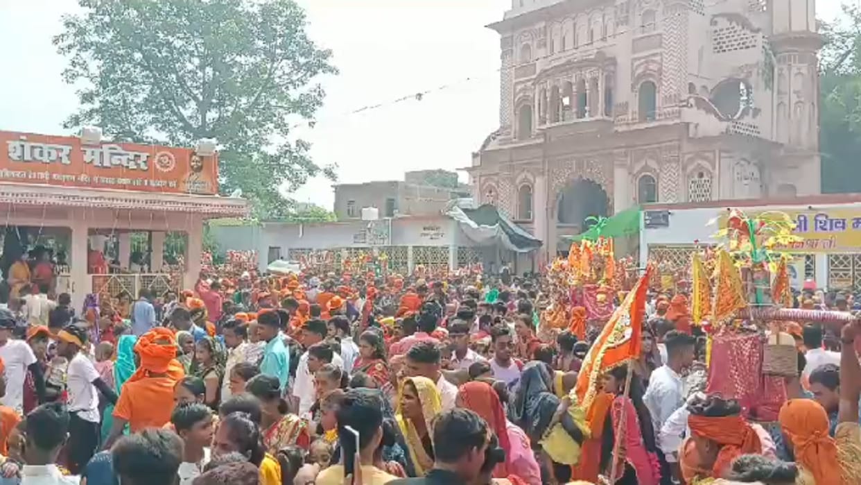 huge crowd of devotees gathered in the Shiva temples of Pilibhit on sawan somwar