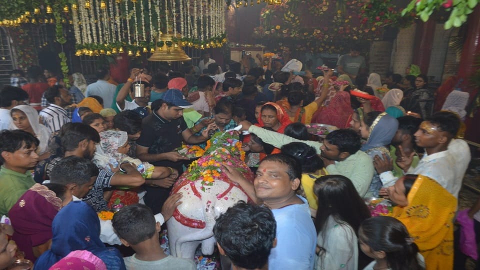 Sawan Ka Somvar queue of Kanwariyas at Kailash Mahadev Temple cheers of Bhole echoed