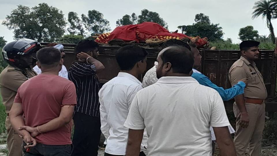 parents filed case against her inlaws On death of married woman in Kasganj police took body into custody