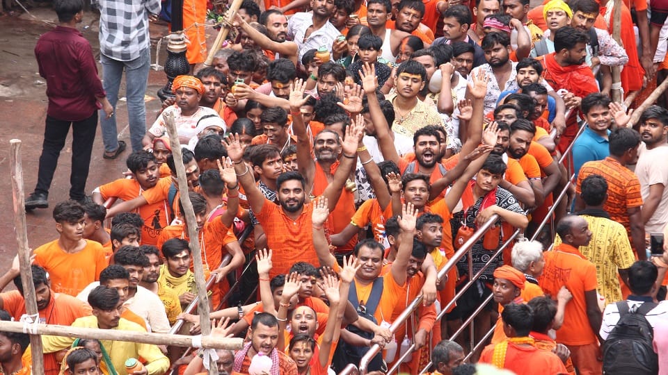 More than 2.5 lakh devotees performed Jalabhishek of Baba Vishwanath
