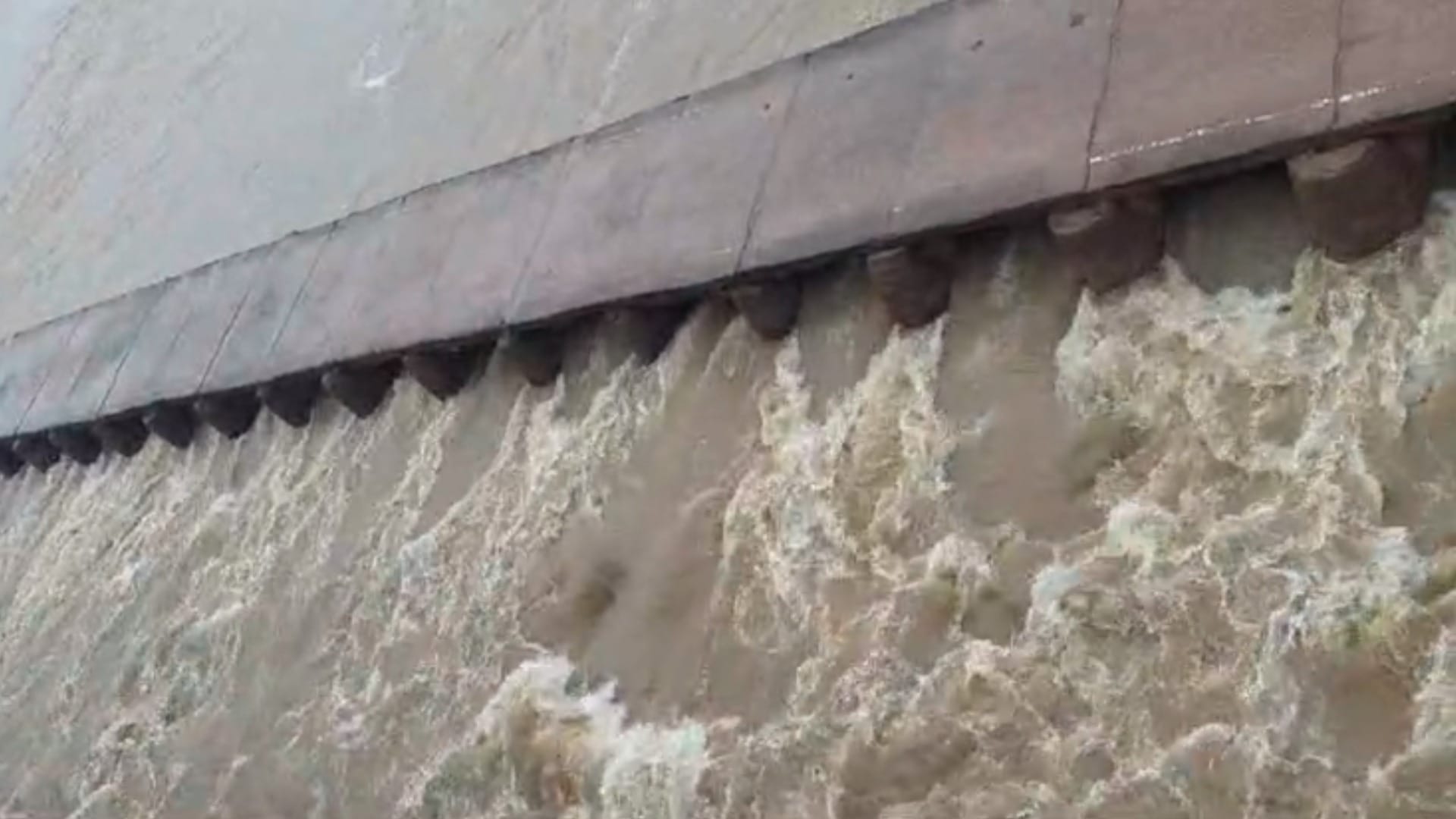 Heavy Rain in MP: Heavy rain becomes a problem in MP, floods in many villages, many roads closed, alert issued