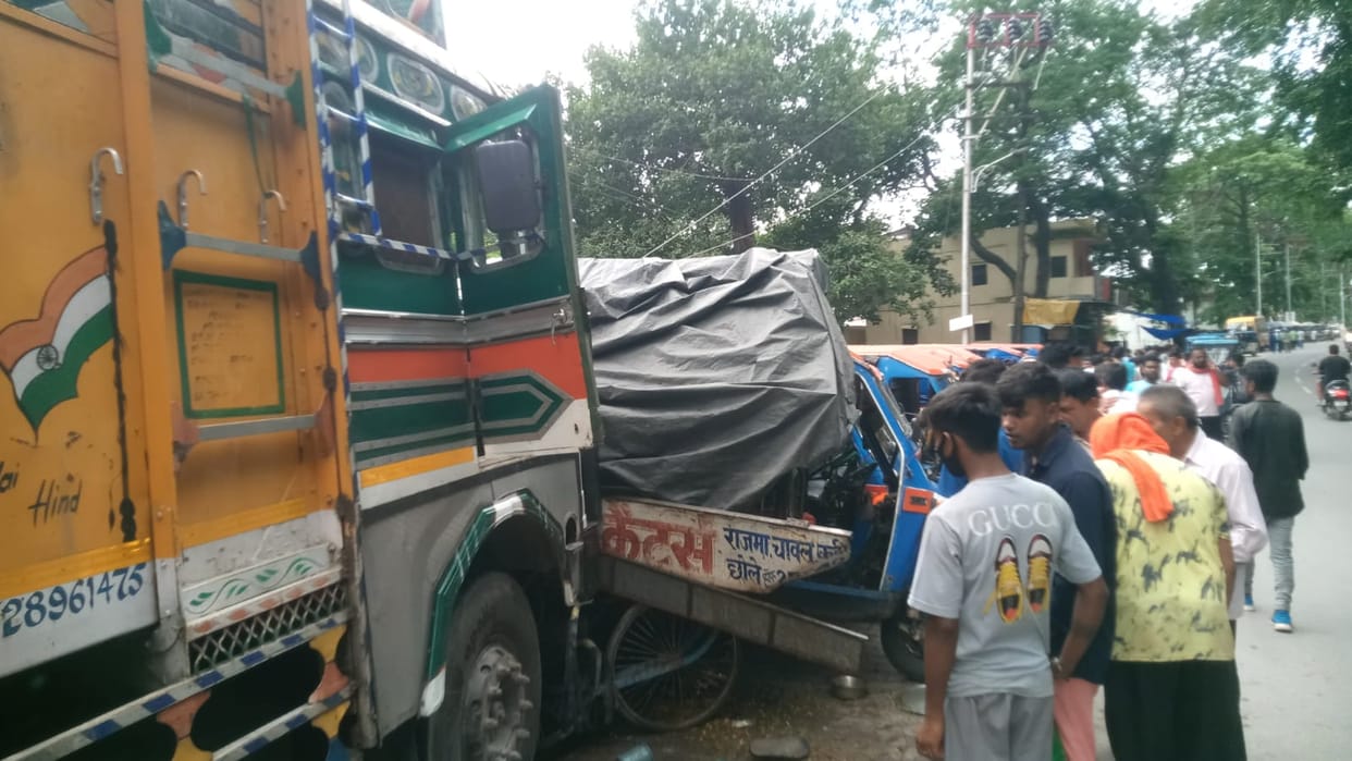 Rishikesh Accident News Truck Crushed many People including women Badly Injured