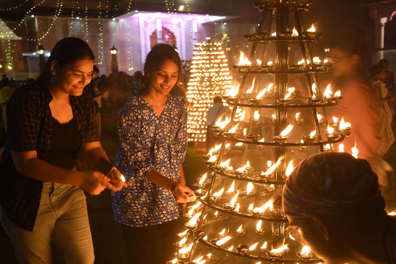 Deepawali in varanasi place of penance of Karpatri Maharaj was illuminated with 42 thousand lamps