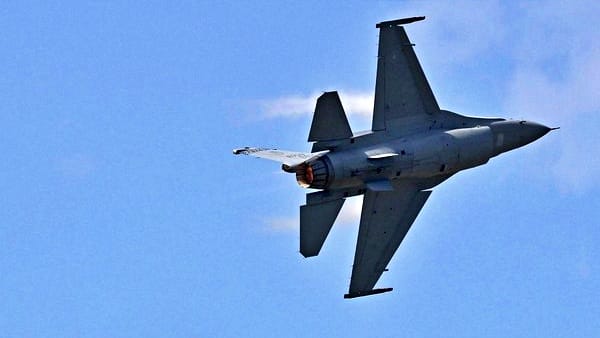 पश्चिम एशिया में तनाव गहराया: दुर्घटनाग्रस्त सैन्य विमान के लापता क्रू मेंबर की तलाश जारी, US और ईरान में होड़