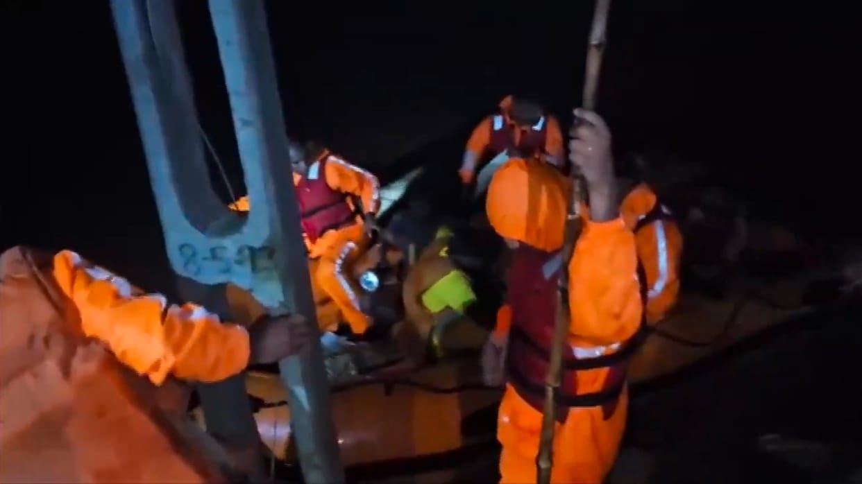 Gujarat Valsad Heavy Rains Updates NDRF Rescue Operation News in Hindi