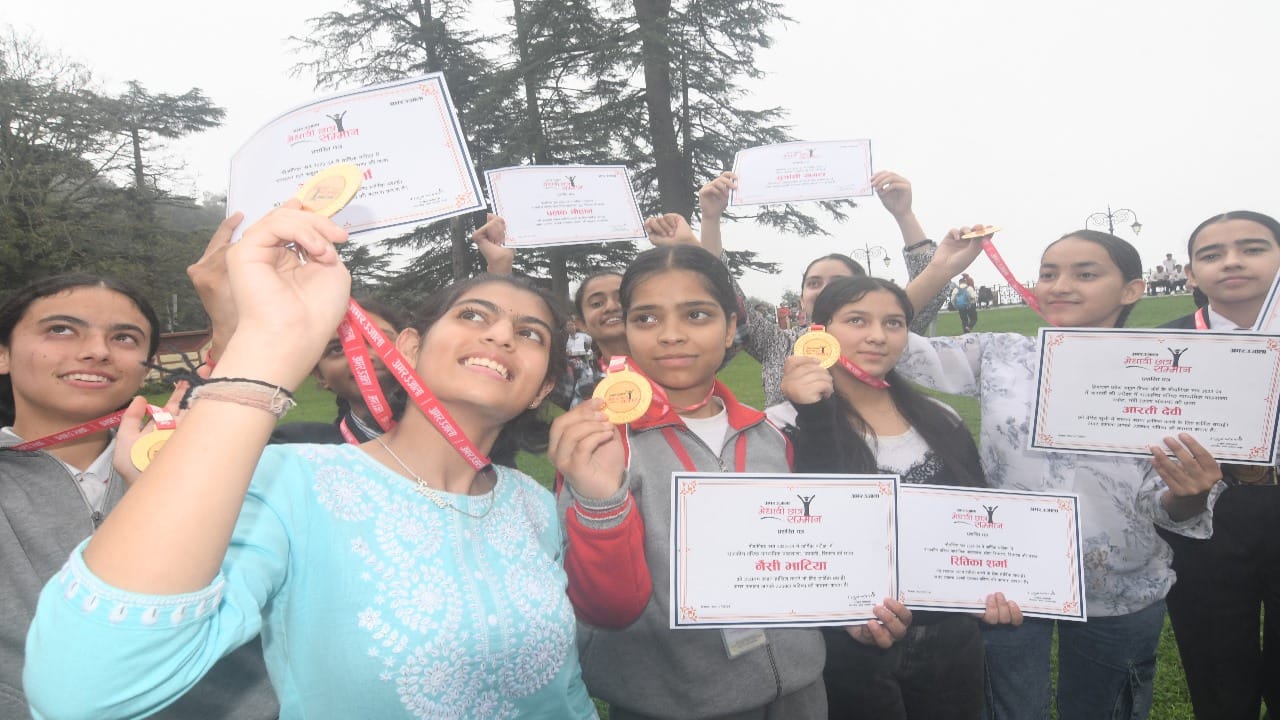 The faces of the talented students lit up after receiving the Amar Ujala Medhavi Samman 2024 from CM Sukhu