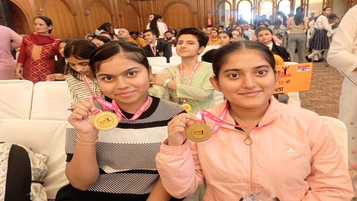 Amar Ujala Medhavi Samman Samaroh: Father is ill, Tanishka reached Shimla to receive the award with her topper