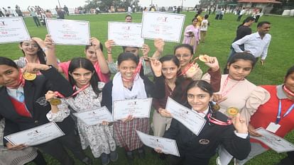 The faces of the talented students lit up after receiving the Amar Ujala Medhavi Samman 2024 from CM Sukhu