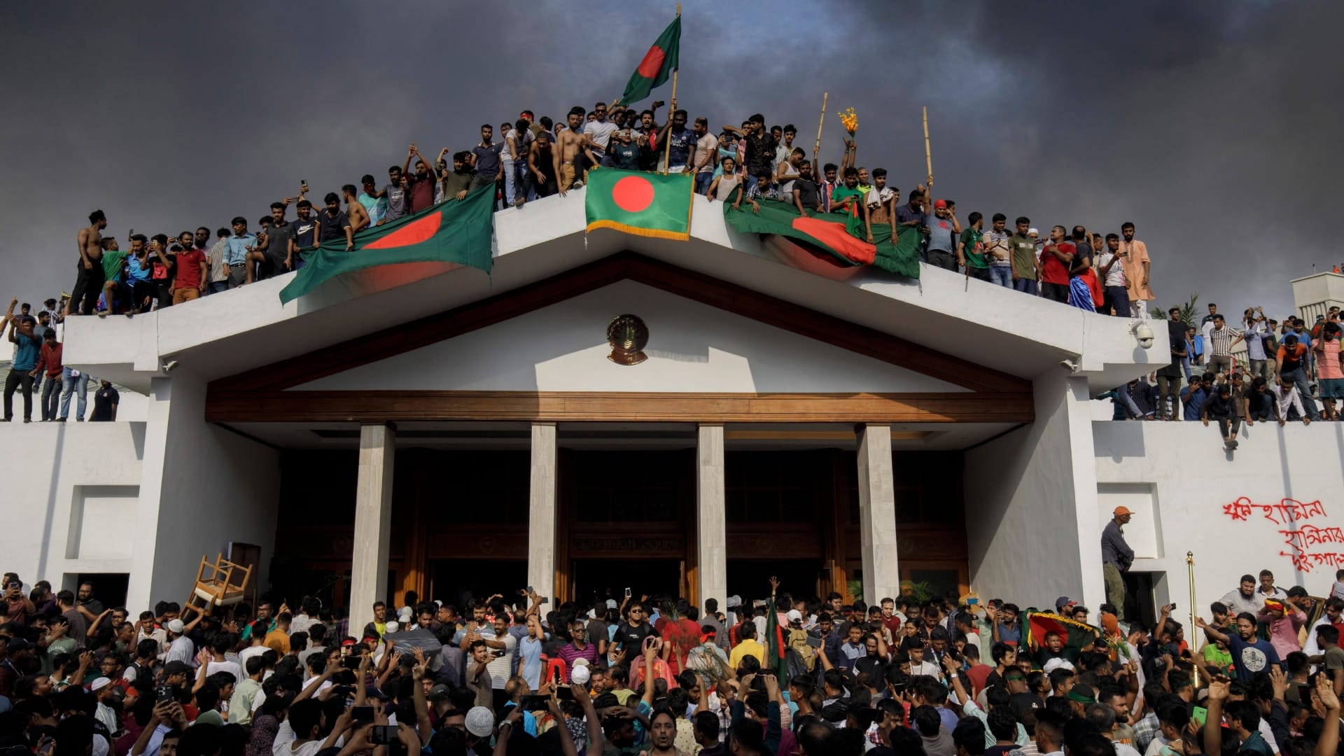 quota agitators looted ex pm sheikh hasina residence in bangladesh viral pictures