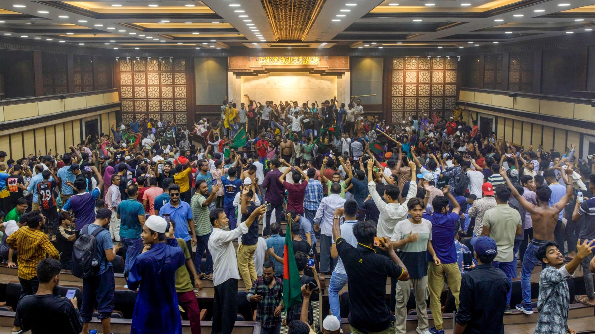 quota agitators looted ex pm sheikh hasina residence in bangladesh viral pictures