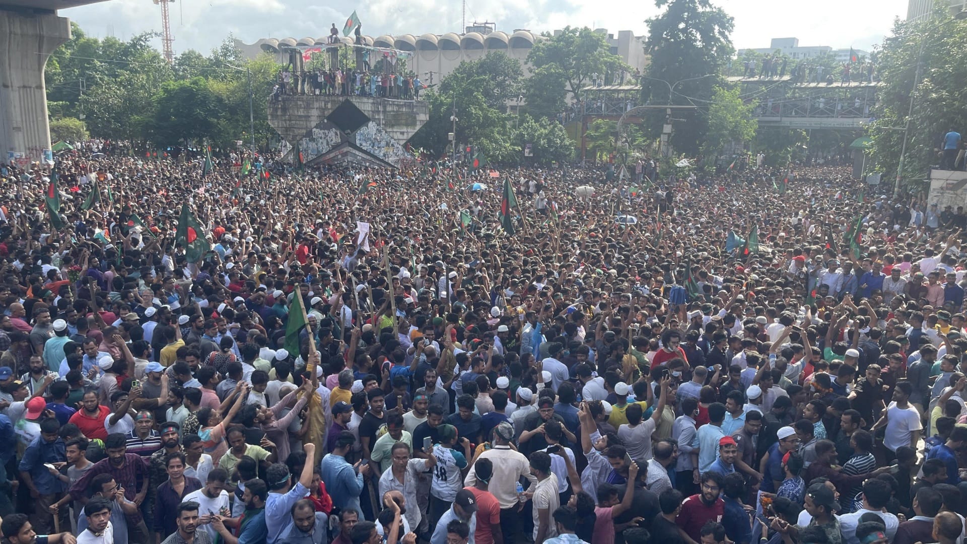 quota agitators looted ex pm sheikh hasina residence in bangladesh viral pictures