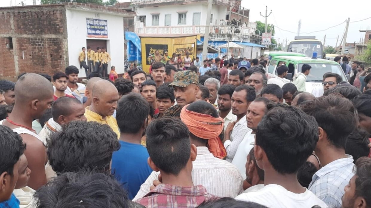 Bihar news : Two children died in pond, villagers blocked the road against  Bihar Police in Aurangabad.