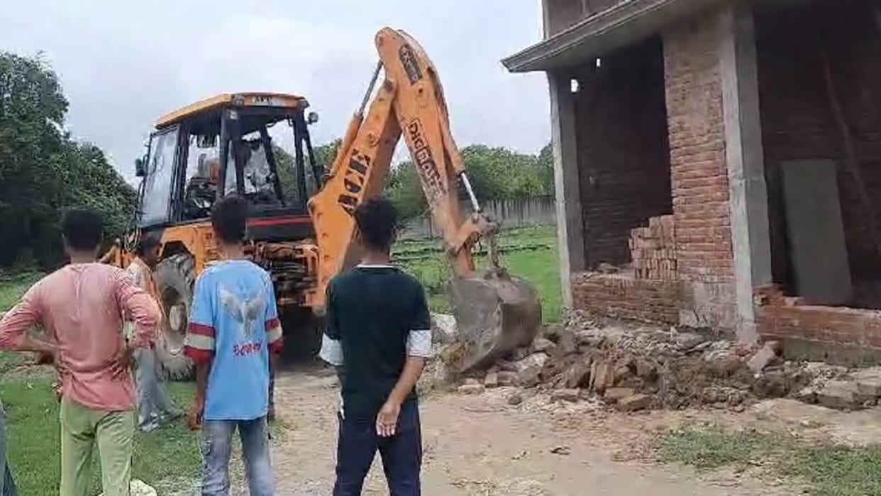 bulldozer runs on illegal colony in Pilibhit UP News