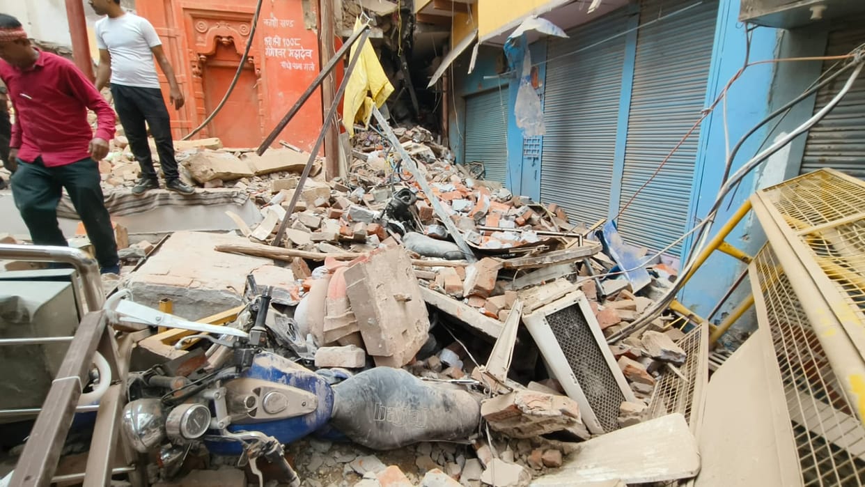 Big Accident near kashi vishwanath mandir in varanasi Complaint letters given many times dilapidated house