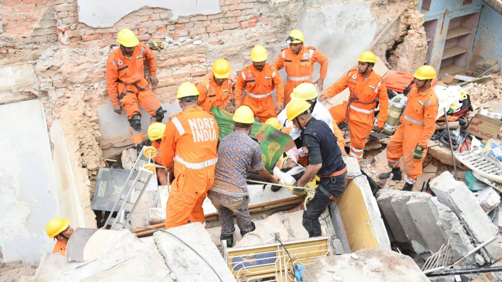 Big accident kashi vishwanath temple in varanasi see horrific scene in one click