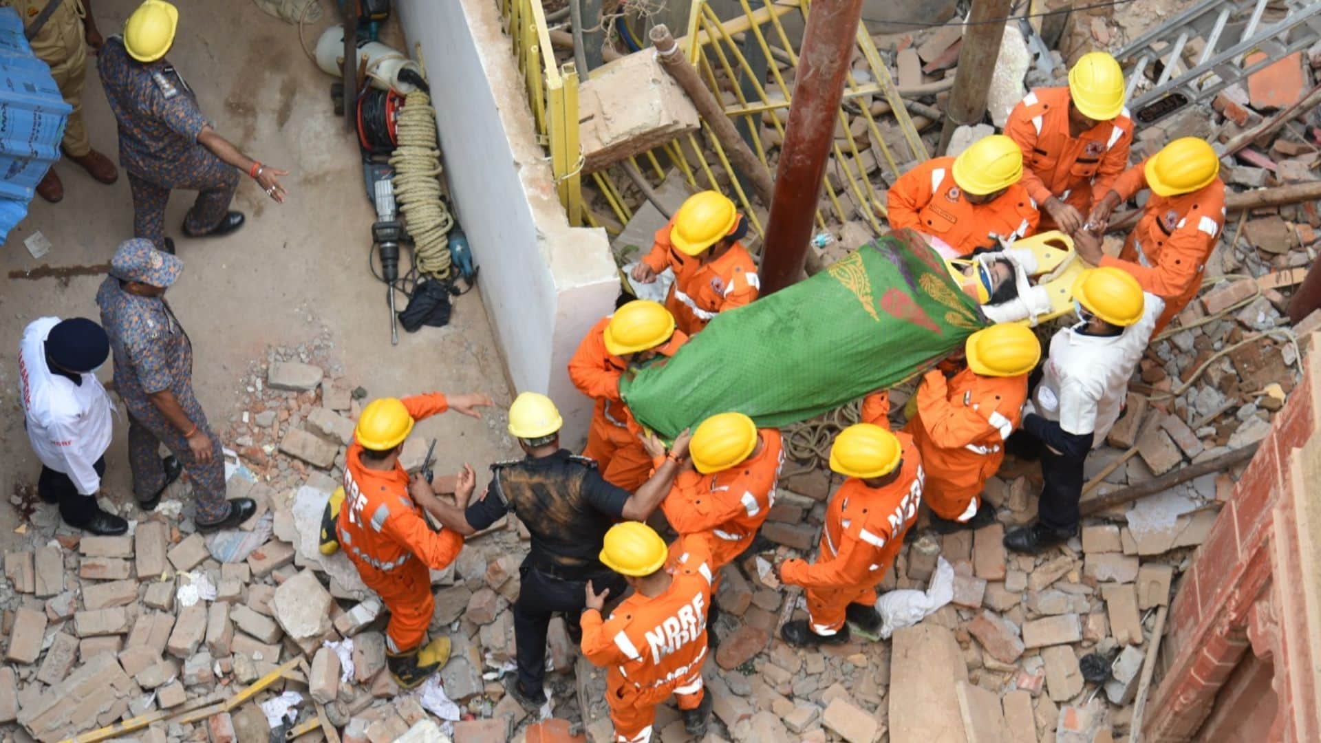 Big accident kashi vishwanath temple in varanasi see horrific scene in one click