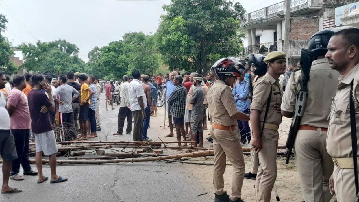 dead body of missing youth found in azamgarh police not take any action after complaint Road blockade