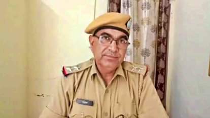 घटना की जानकारी देते पुलिस अधिकारी।