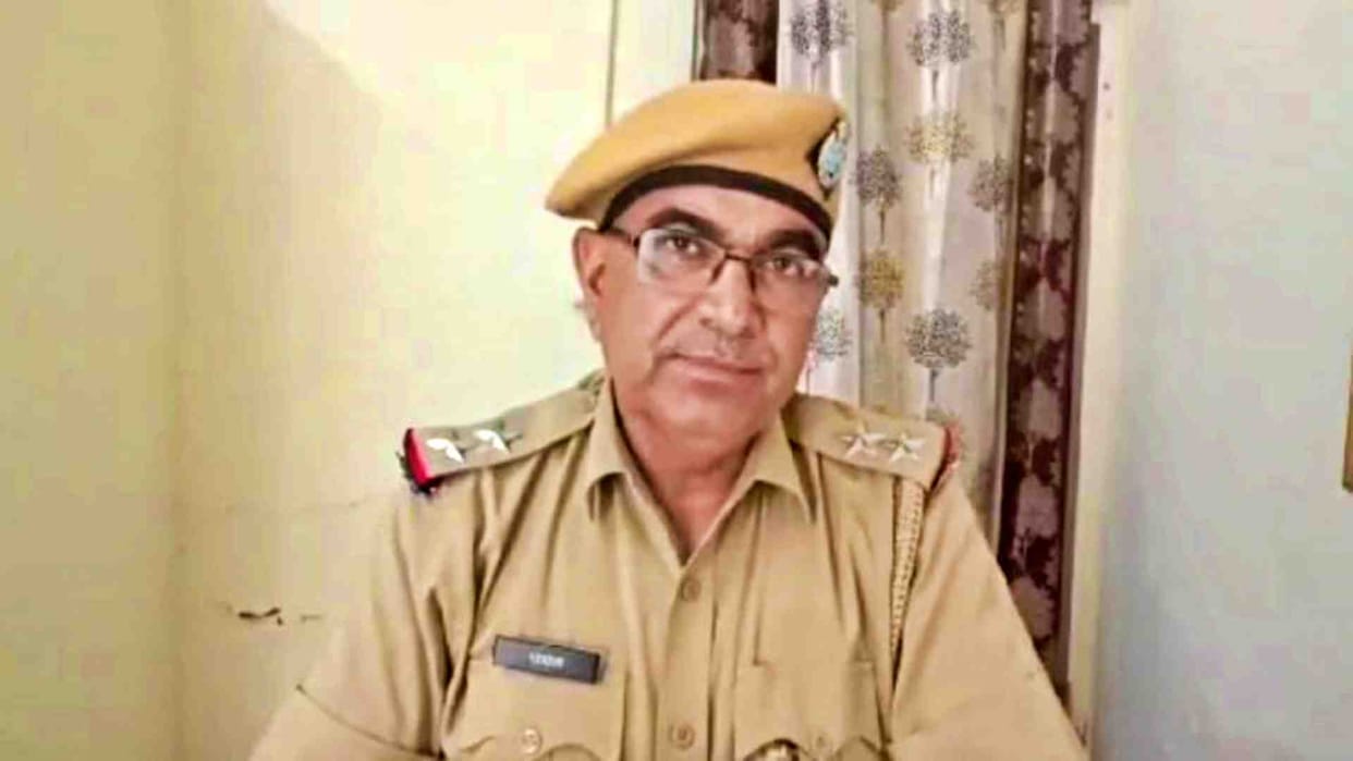 Dausa News: Smugglers were taking cows in an ambulance, police rescued them