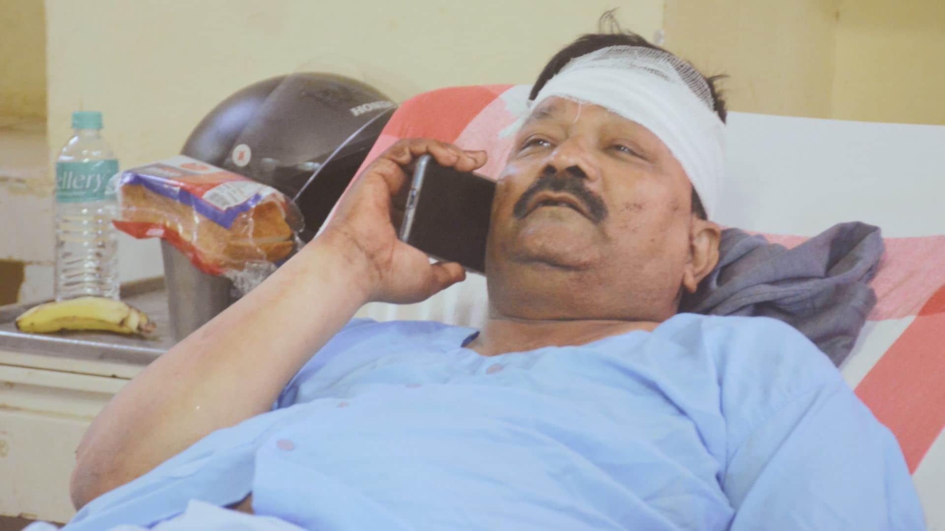 Big accident kashi vishwanath temple in varanasi see horrific scene in one click